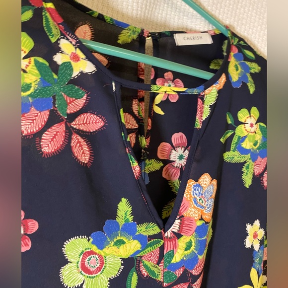 Floral V Neck Top - Picture 2 of 4